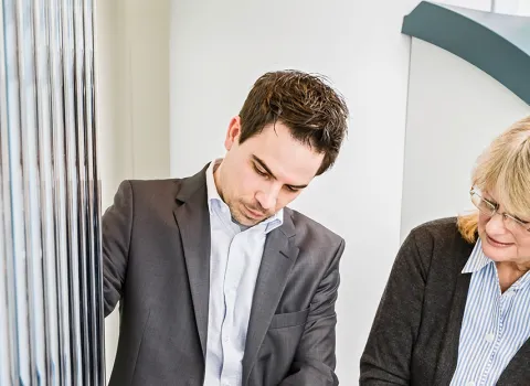 Energie-Experte berät eine Kunden zu einer Solaranlage.